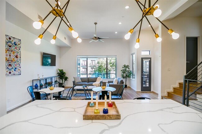 Building Photo - 511 Memorial Heights Dr
