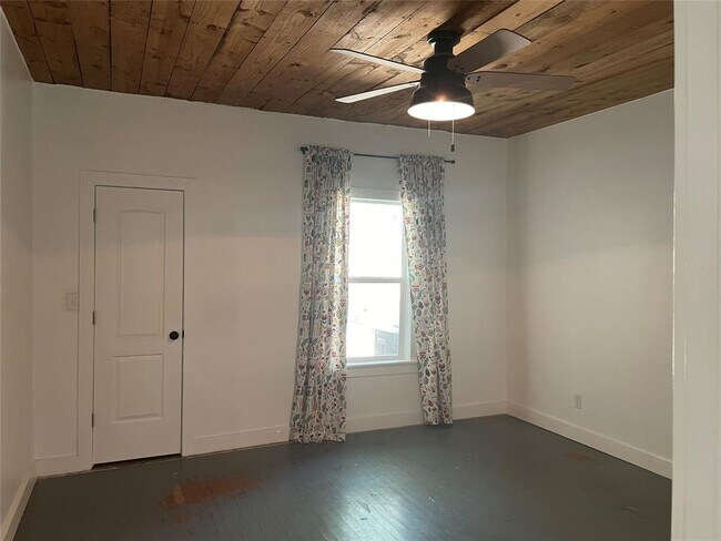 Building Photo - 1233 Delano St