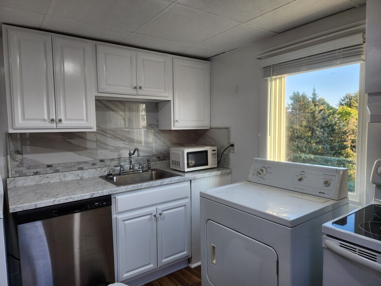 Building Photo - 686 Bloom Rd