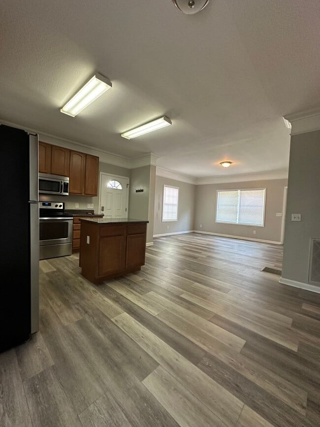 Building Photo - Large 4 bedroom home near Campus- Pre Lease for August 1st 2026