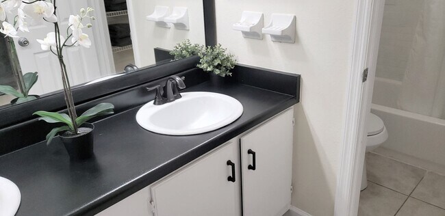 Building Photo - Beautiful  Furnished 1/1 condo x Rent  in Winter Park Next to Full Sail University !