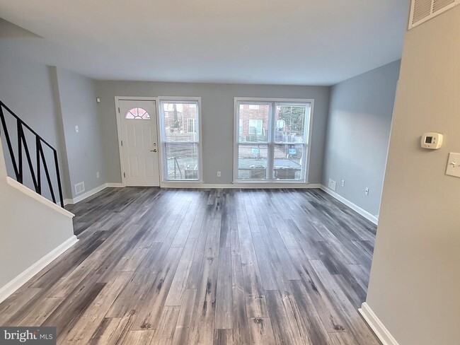 Building Photo - 3004 St Clair Dr