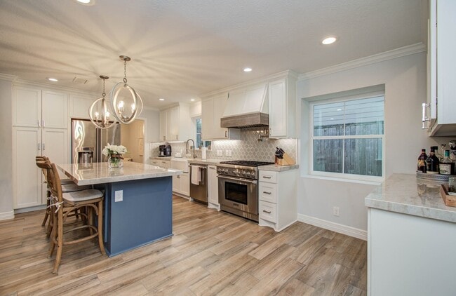 Building Photo - 422 Wycliffe Dr