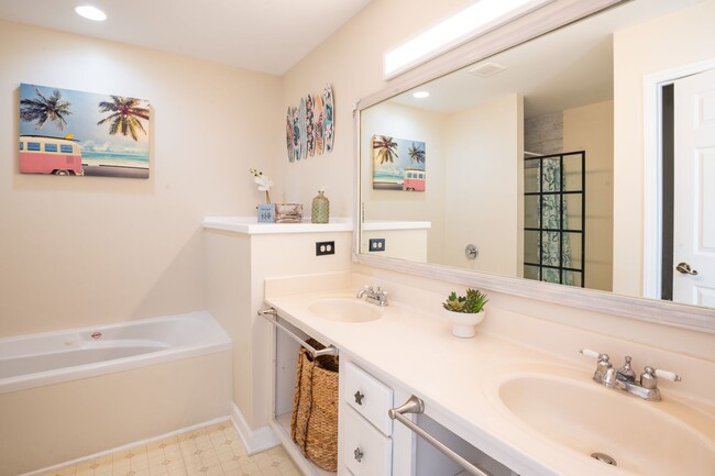 Building Photo - FURNISHED OFF-SEASON MONTHLY RENTAL-STARTI...