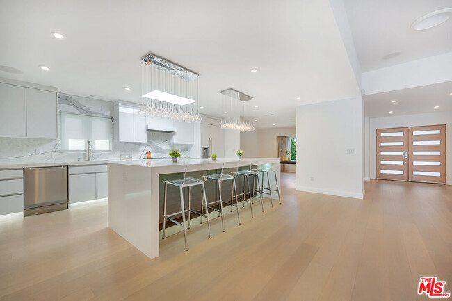 Building Photo - 344 S Roxbury Dr