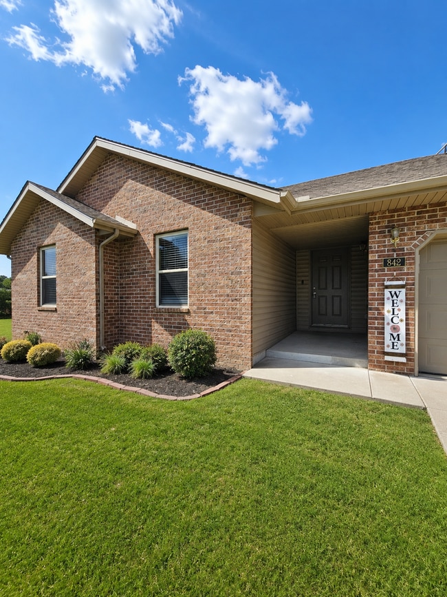 Building Photo - 842 Lorenza Dr