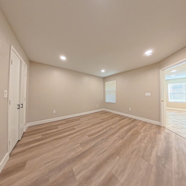 Building Photo - BEAUTIFULLY UPDATED 2 BED 2 BATH CONDO IN ...