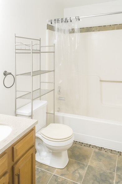 Building Photo - 2735 Alder Creek Dr N