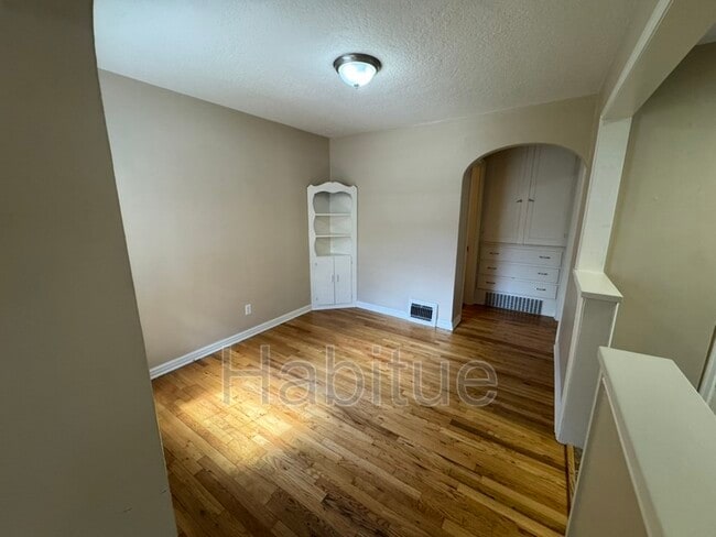 Building Photo - 1302 W Hays St