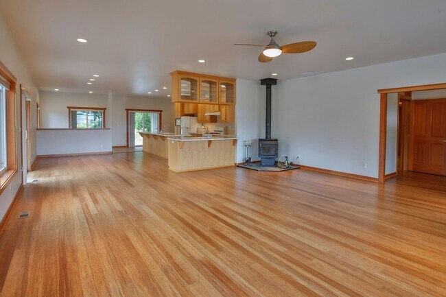 Building Photo - Country Home on Acreage and Pet Friendly!