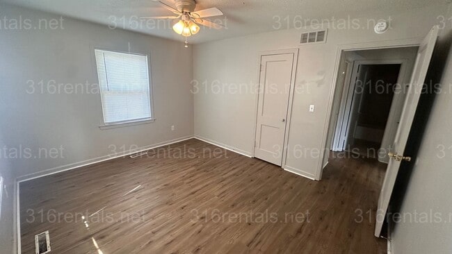 Building Photo - $1195 - 3 bed 1.5 bath - Single Family Hom...