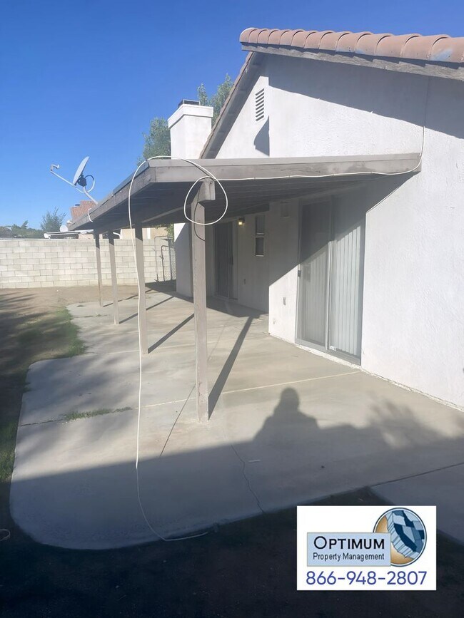 Building Photo - Charming 3-Bedroom, 2-Bathroom Home with E...