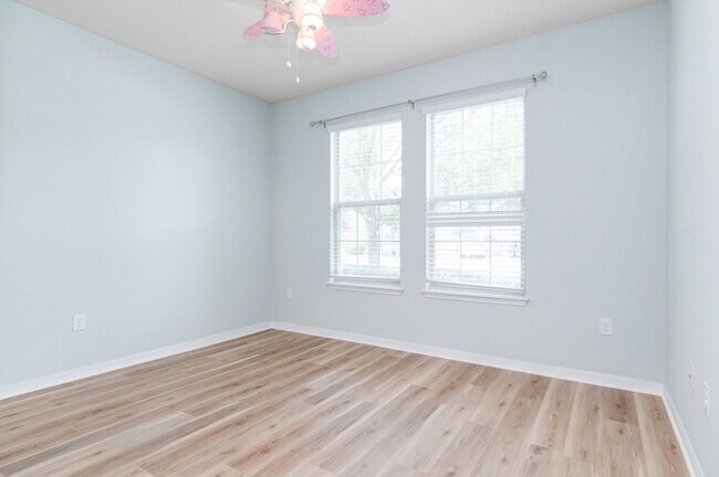 Building Photo - Stunning 4bed /3.5 bath Home For Rent at W...