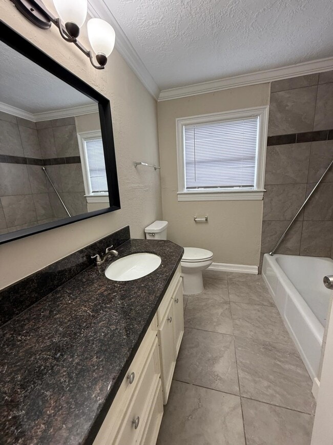 Building Photo - 731 Columbia St