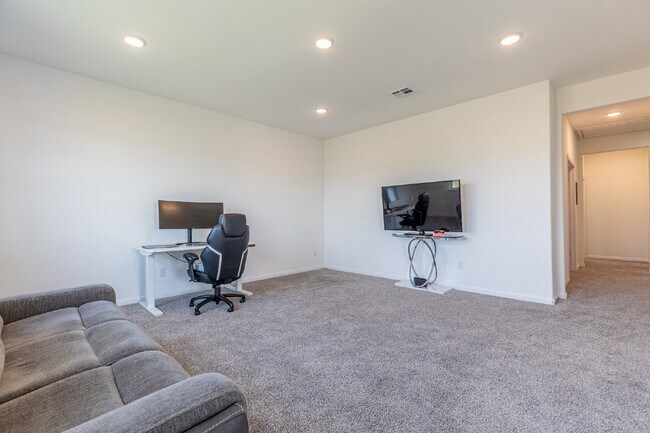 Building Photo - 2332 Giona Pl