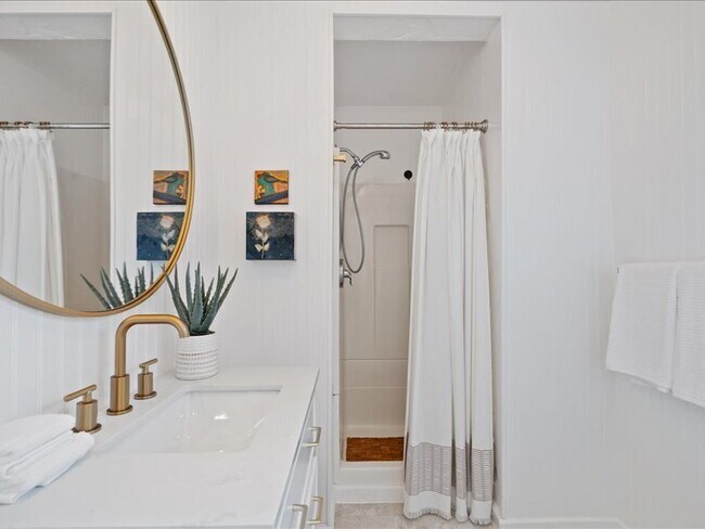 Building Photo - 14975 River Rd