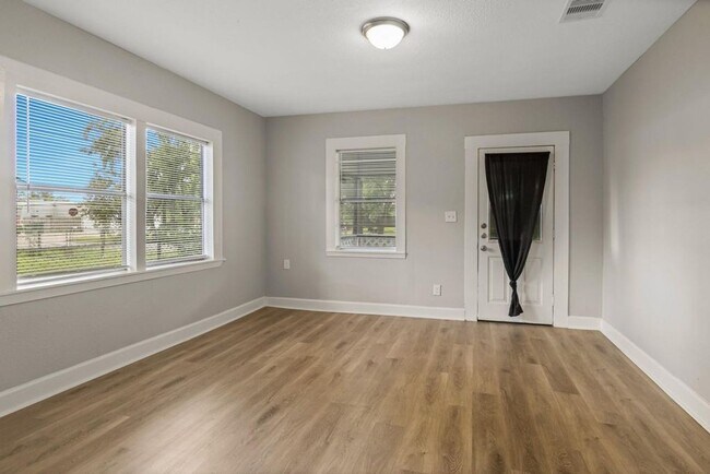 Building Photo - 3 bedroom - 2 bath. New paint, new plumbing and lighting fixtures, new bath vanities, new floorin...