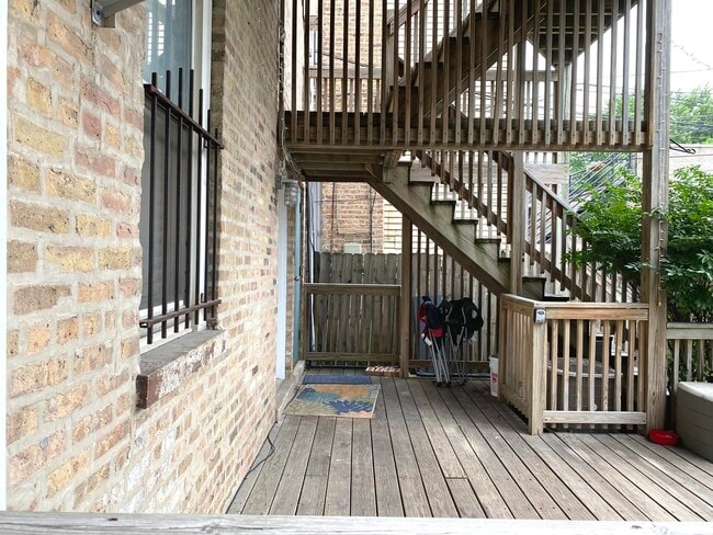 Building Photo - 851 N Hermitage Ave