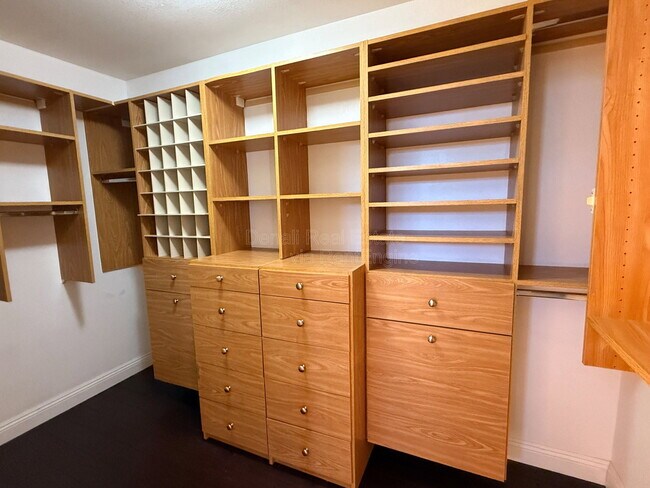 Building Photo - 6425 W Desert Hollow Dr