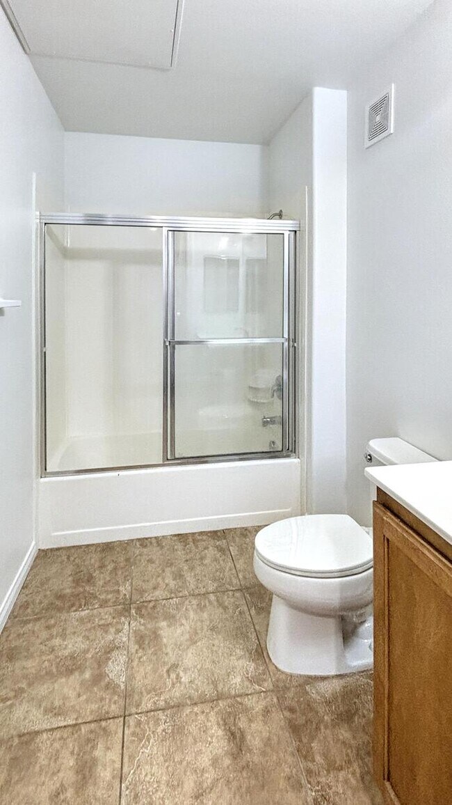 Building Photo - Lovely 2-Bedroom Condo with Convenient Acc...