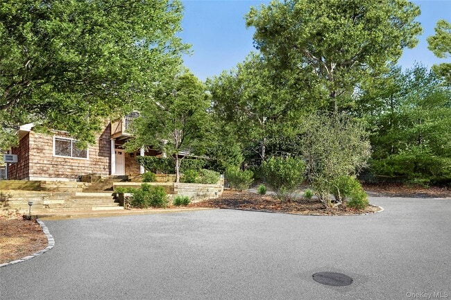 Building Photo - 16 Peconic Rd