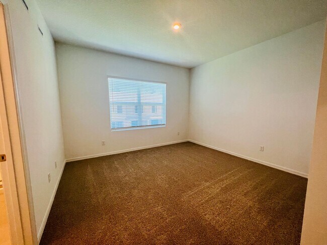 Building Photo - Beautiful 3 bedroom 2.5 bath Townhome!