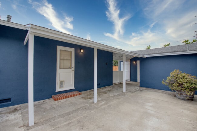 Building Photo - 2845 El Oeste Dr