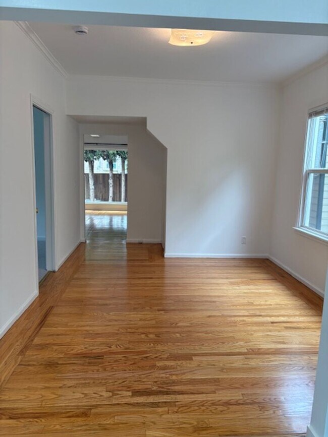 Building Photo - Beautiful Remodeled Berkeley 3 Bedroom Dup...