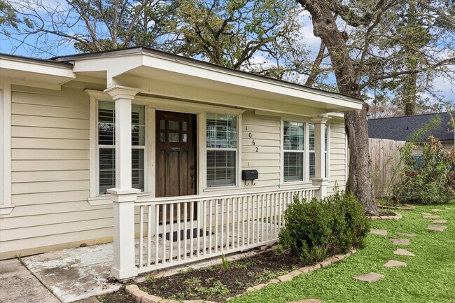 Building Photo - 1062 W 41st St