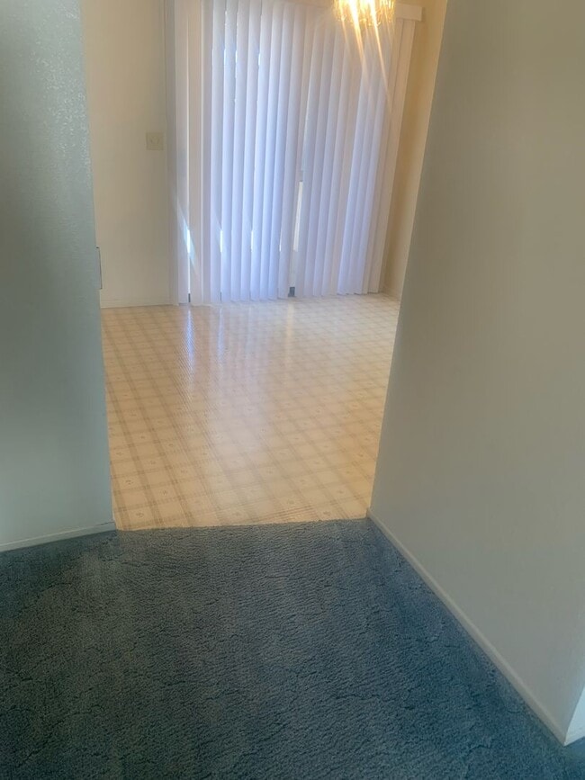 Building Photo - 1 BEDROOM 1 BATH UNIT