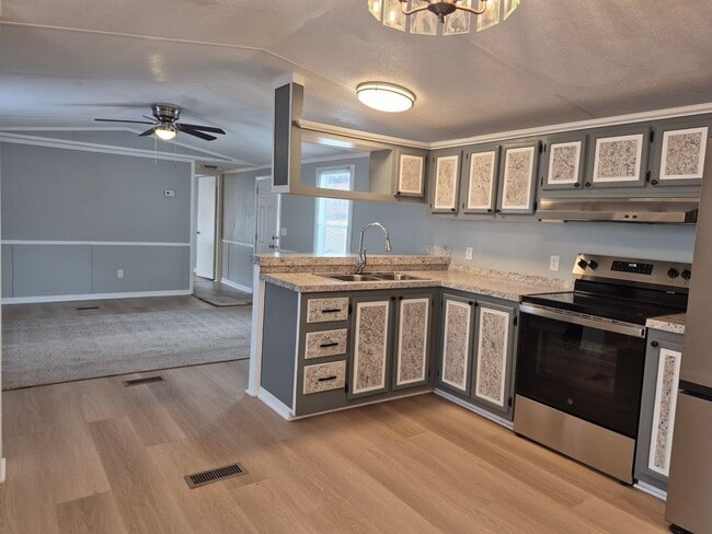 Building Photo - New Listing!!