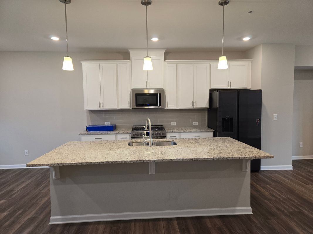 Building Photo - 256 Commons Ave