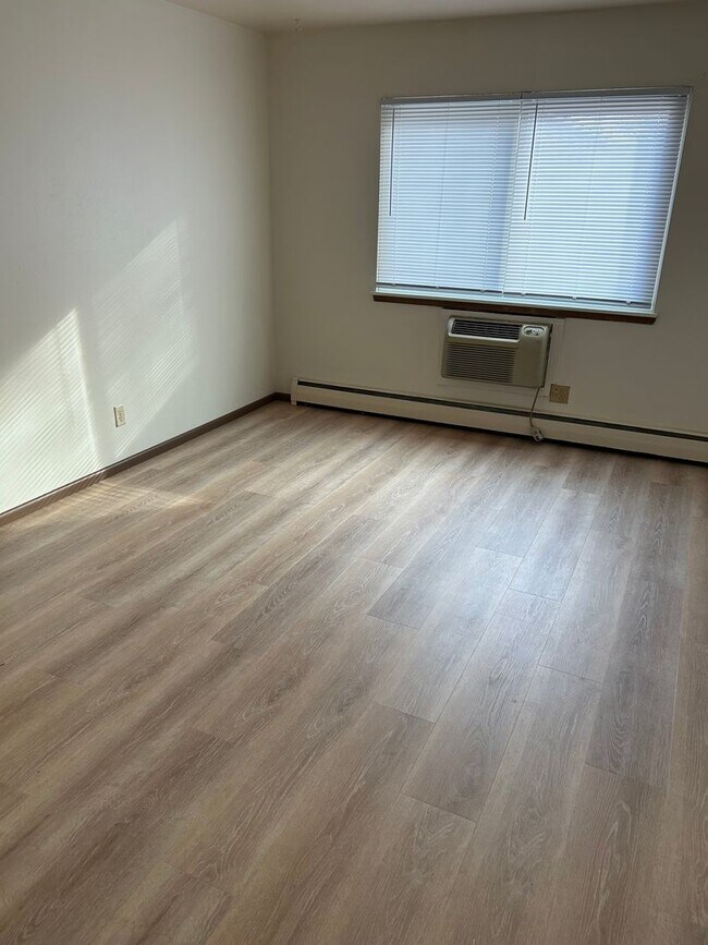 Building Photo - 4215 S Vermont Ct