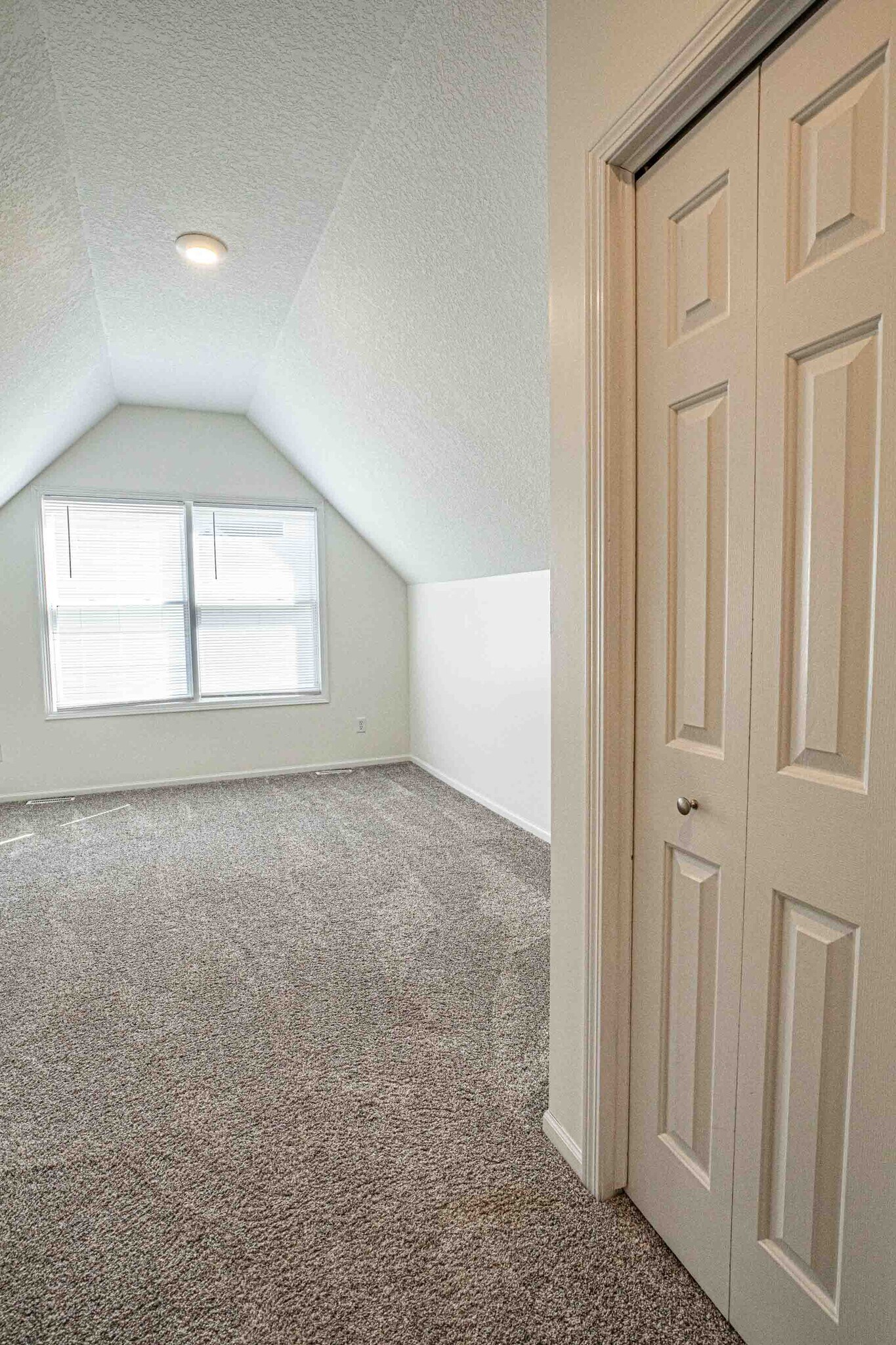 Building Photo - 15835 Hawthorn Dr