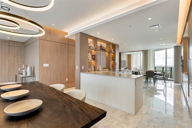 Building Photo - 15701 Collins Ave