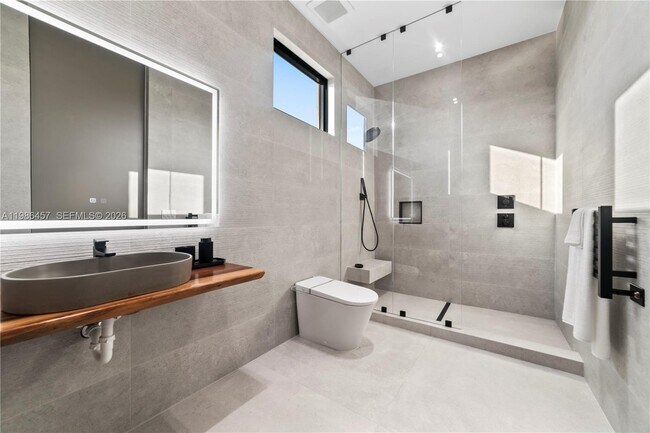 Building Photo - 493 Holiday Dr