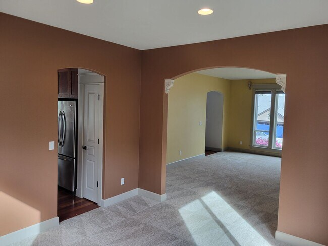 Building Photo - Immaculate 5 Bedroom West Salem Home With a View