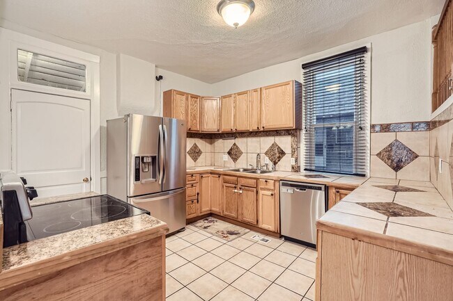 Building Photo - LOCATION! Blocks to Bronco's Stadium, light rail, park, Sloan's Lake.  ALL Utilities Included! Ov...