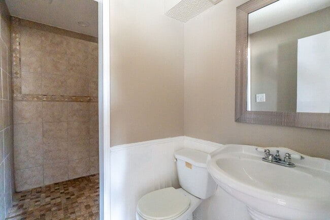 Building Photo - Cute 4 bedroom House