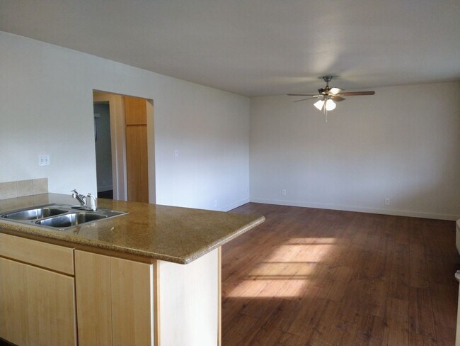 Building Photo - Iris Drive