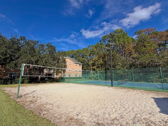 Building Photo - Great 2 Bedroom, 2 Bathroom Second Floor Unit Located inside a Gated Community with a One Car Gar...