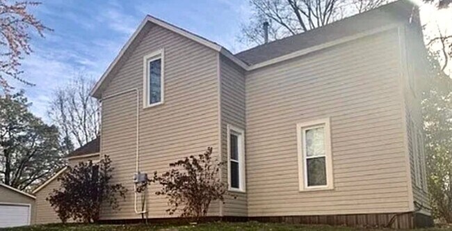 Building Photo - 3BR/1BA Anoka Home Available Now!