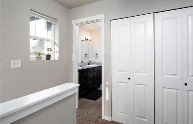 Building Photo - Lovely 2 Bedroom Townhouse - Pets Possible