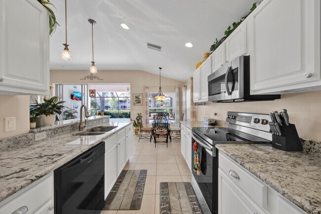 Building Photo - Rarely available Pool villa in Colonial Country Club!