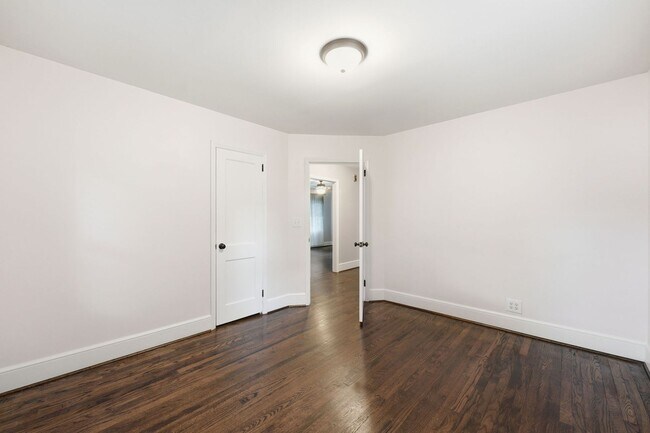 Building Photo - Beautifully Updated 3BR Home in an Established Burlington Neighborhood