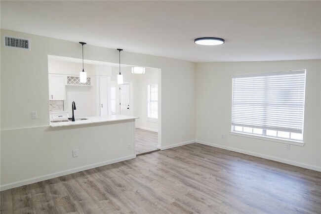 Building Photo - 10822 Mayfield Dr