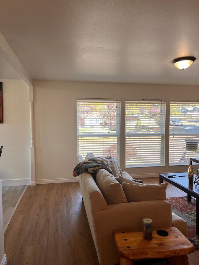 Building Photo - Bradley Short Term Rental