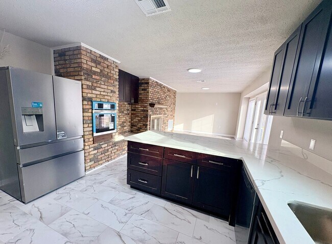 Building Photo - 5839 Kingsbury Ln