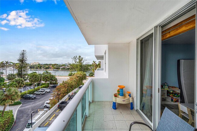 Building Photo - 5001 Collins Ave