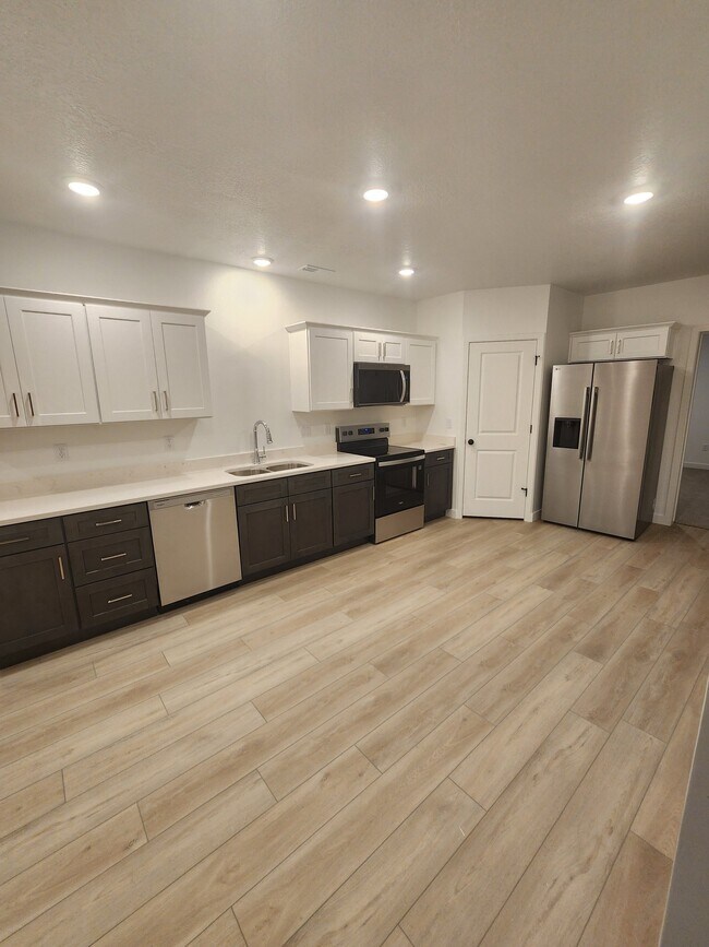 Building Photo - 608 W Domanick Wy